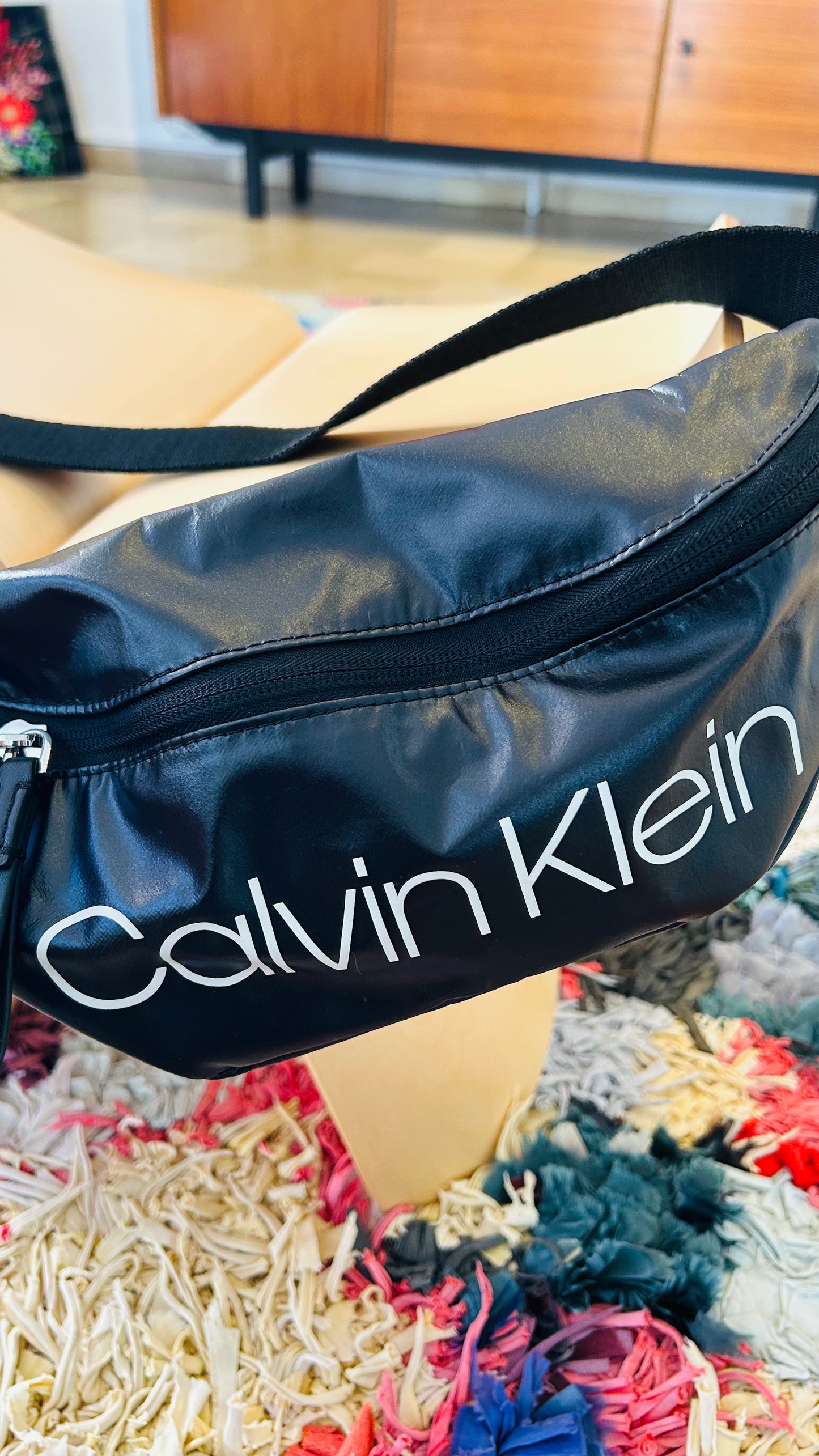 Calvin Klein Tasche Sling Bag schwarz