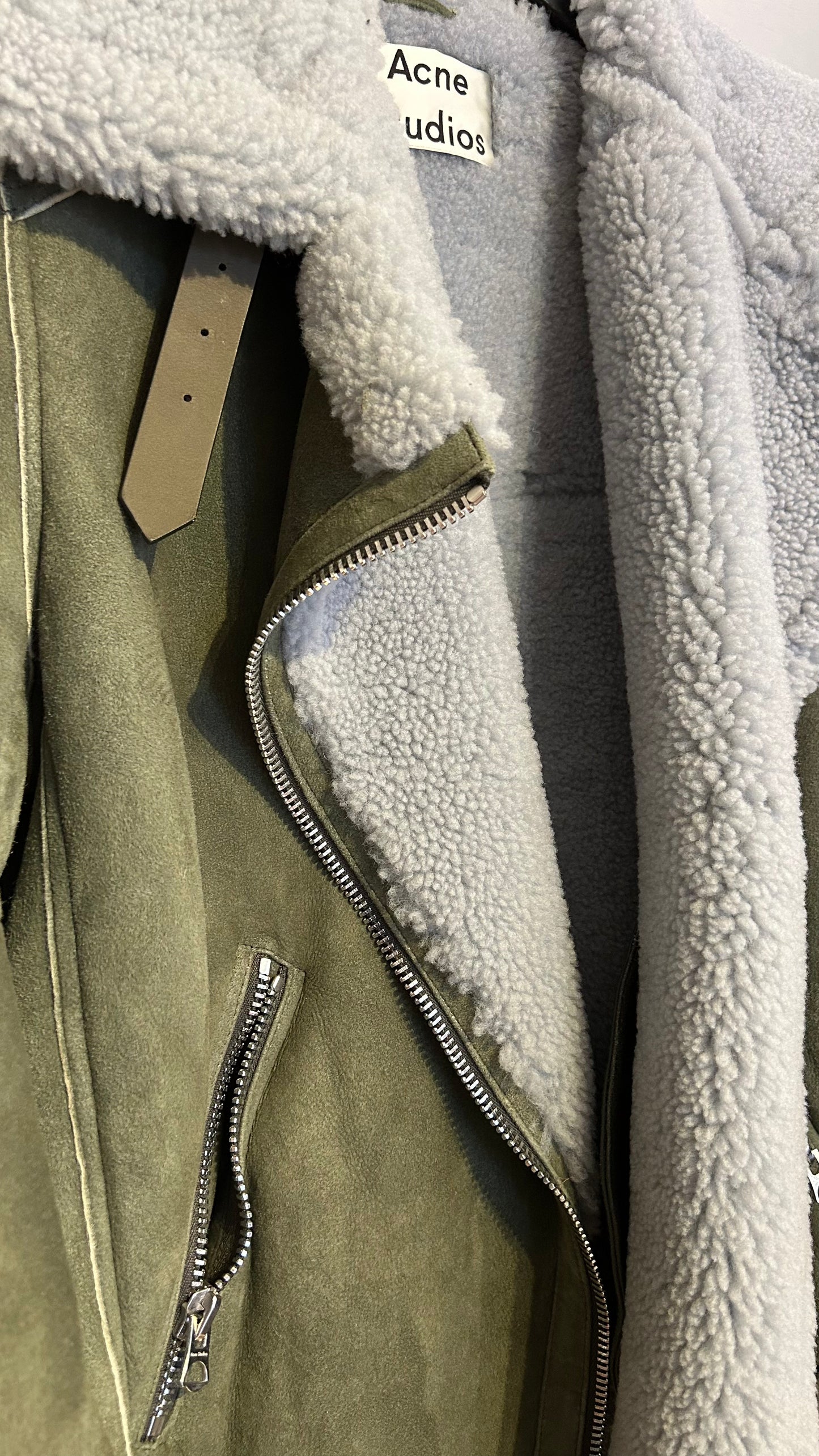 ACNE Lammfelljacke oliv/hellgrau / S