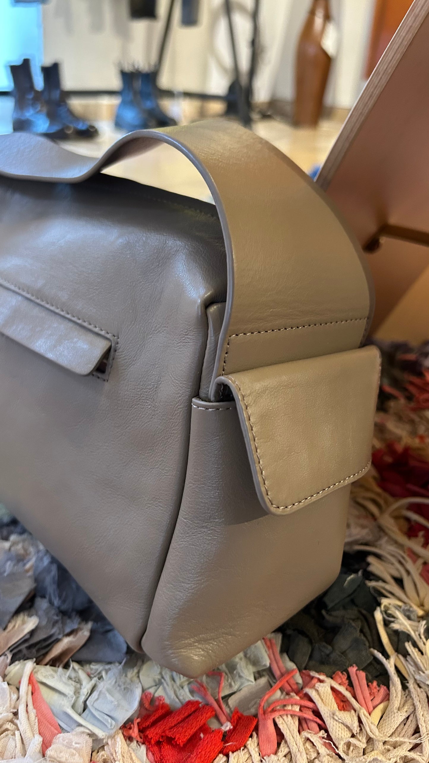 COS Umhängetasche taupe