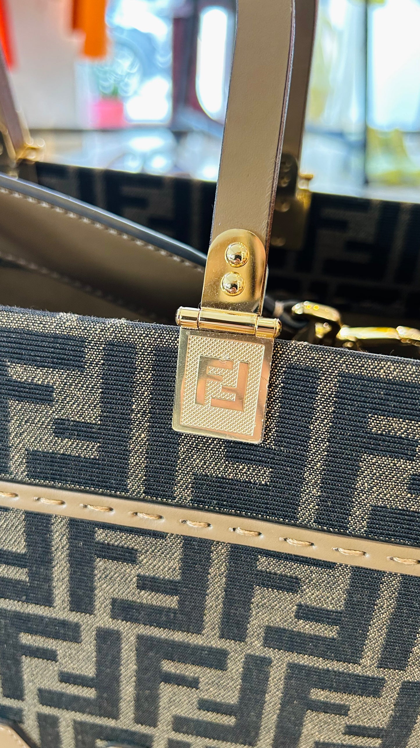 FENDI Henkeltasche braun Logo