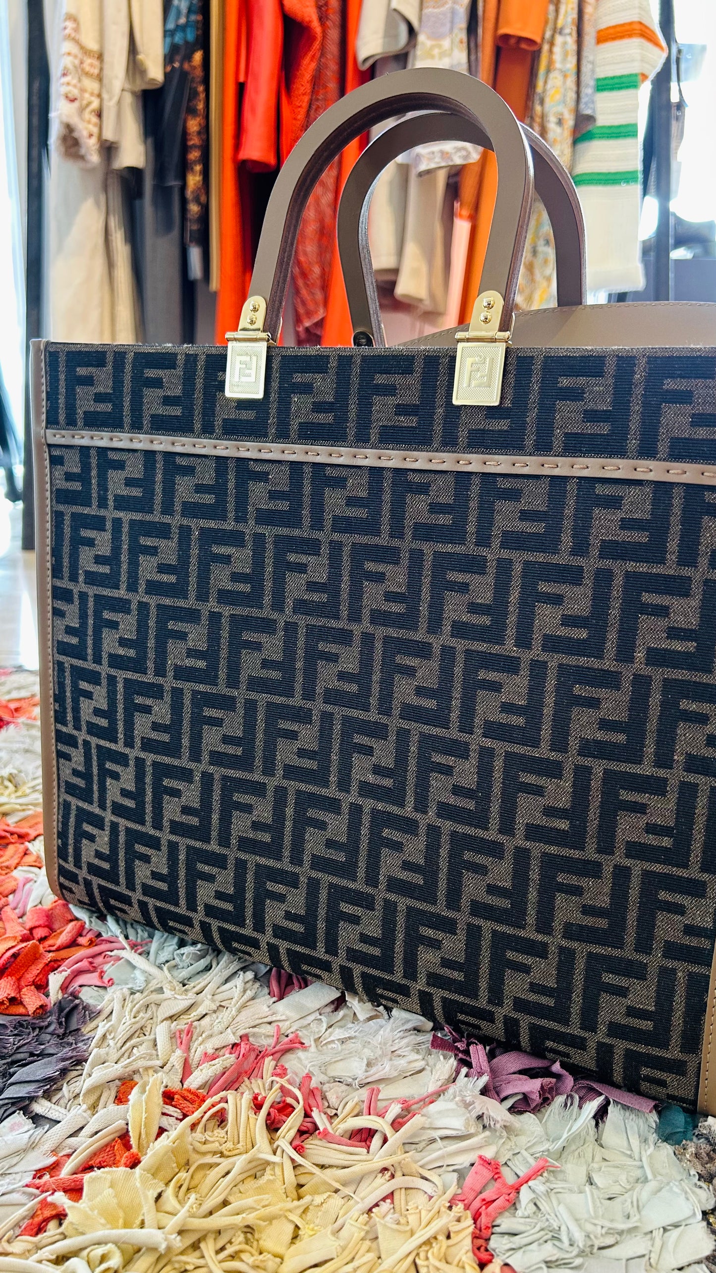 FENDI Henkeltasche braun Logo