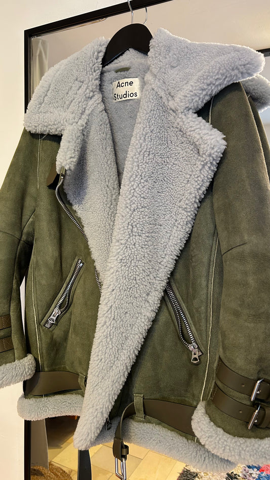ACNE Lammfelljacke oliv/hellgrau / S