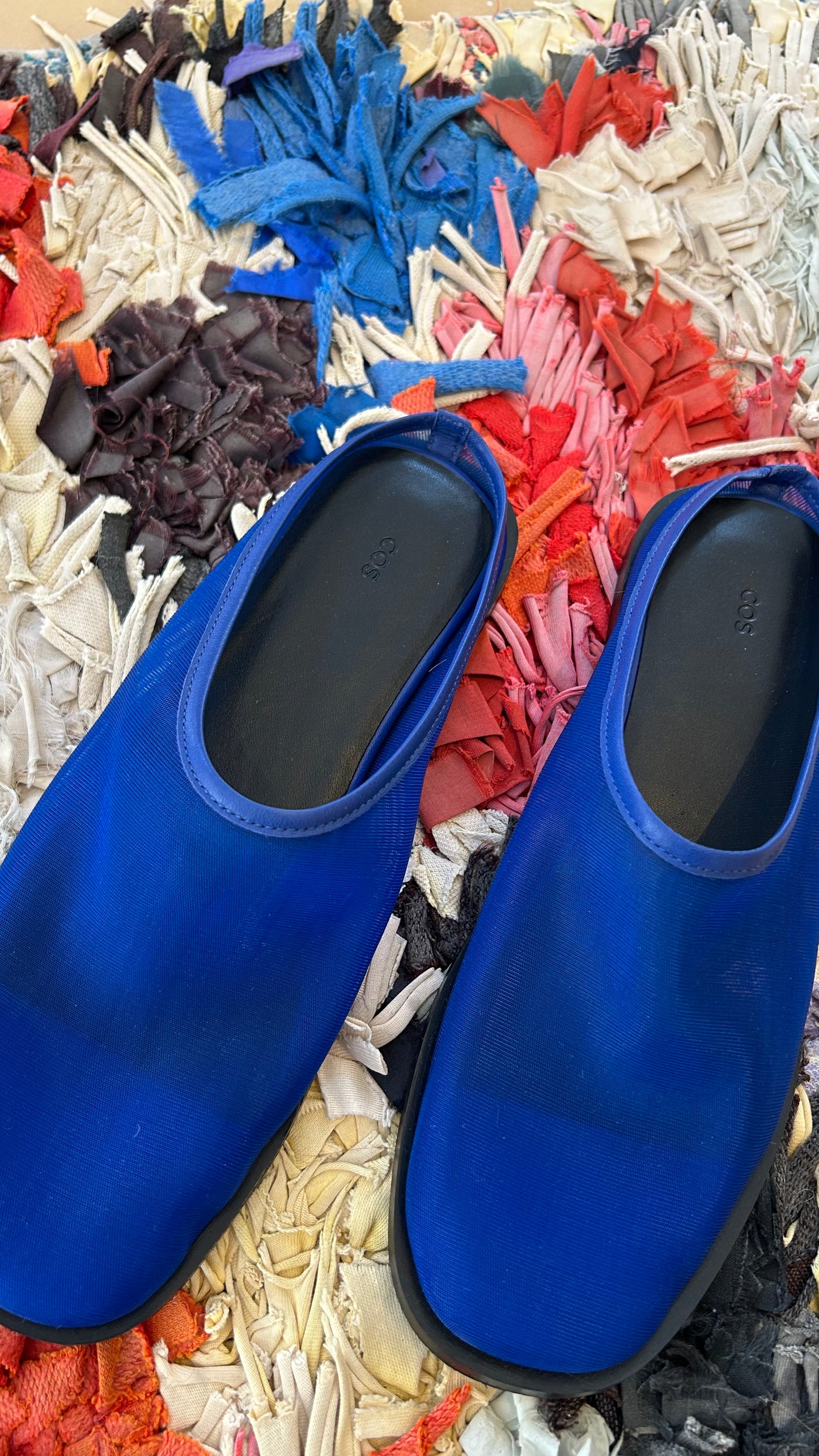 COS Pantoletten blau Mesh