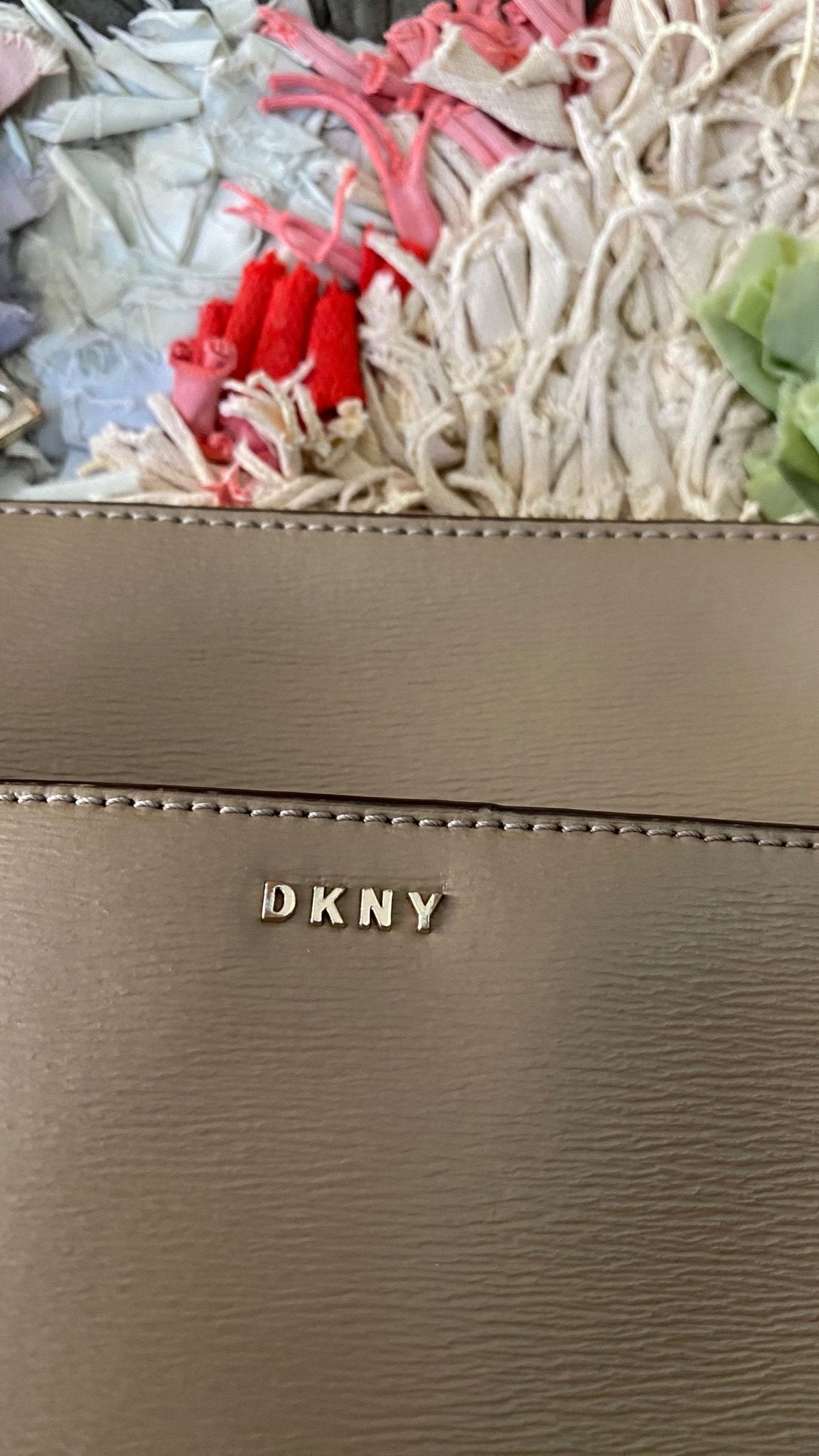 DKNY Schultertasche/ Greige - lille.PLADS