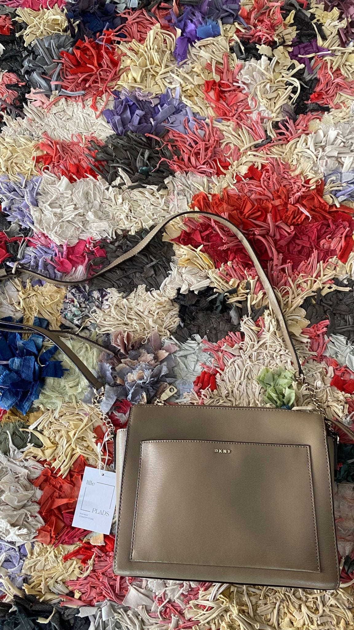 DKNY Schultertasche/ Greige - lille.PLADS